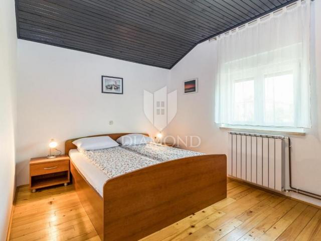 Poreč, apartmanska kuća sa bazenom i prostranom okućnicom!