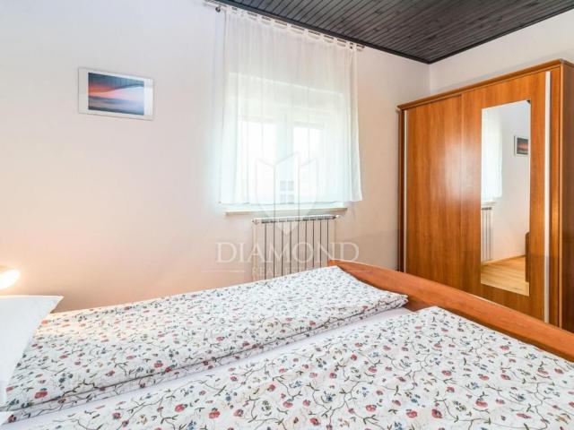 Poreč, apartmanska kuća sa bazenom i prostranom okućnicom!