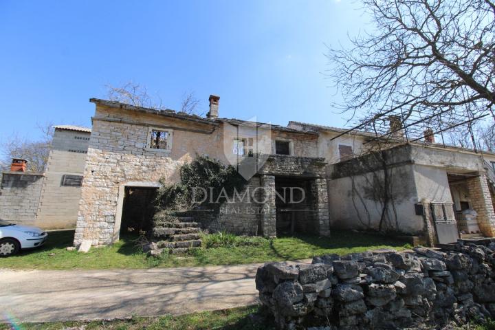 Central Istria, surroundings, house for adaptation with a spacious plot