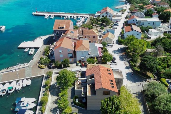 Zadar, otok Ugljan novogradnja penthouse 124 m2 prvi red do mora