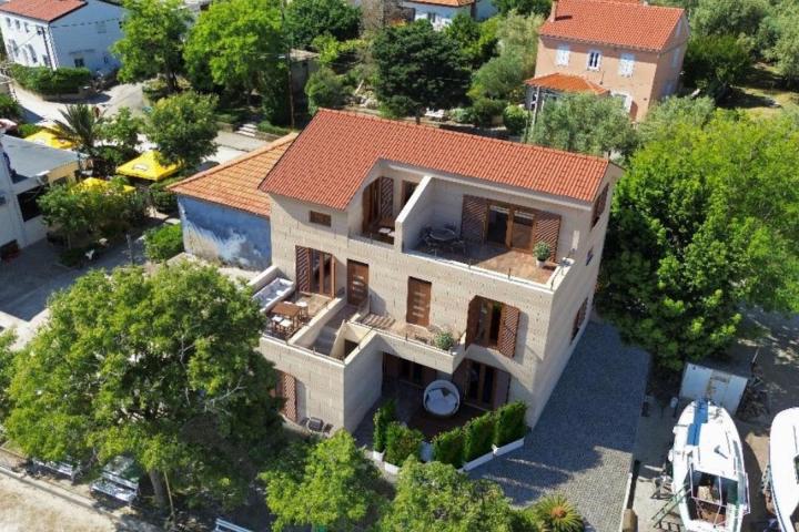 Zadar, otok Ugljan novogradnja penthouse 124 m2 prvi red do mora