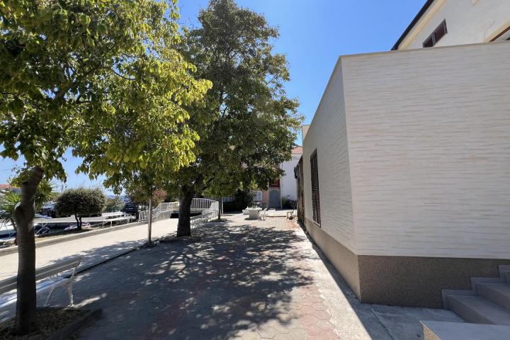 Zadar, otok Ugljan novogradnja penthouse 124 m2 prvi red do mora