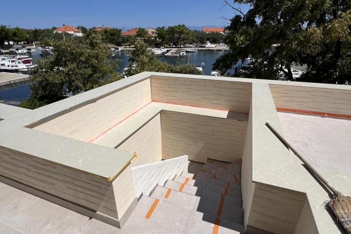 Zadar, otok Ugljan novogradnja penthouse 102 m2 prvi red do mora