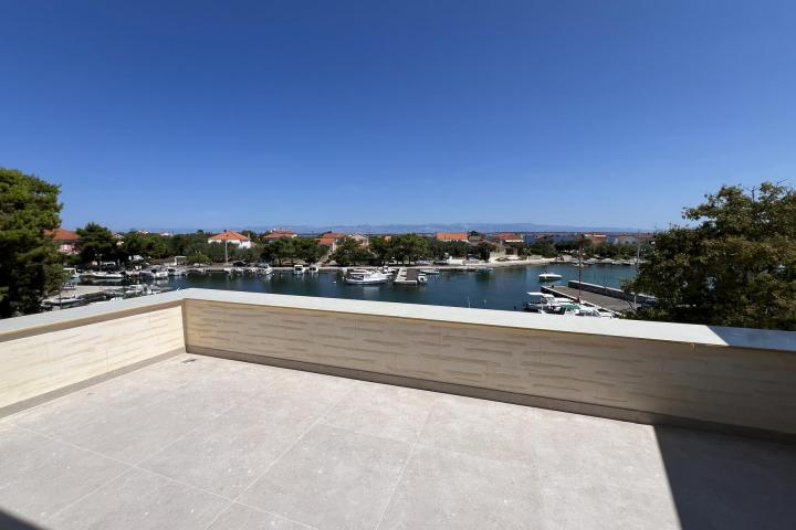 Zadar, otok Ugljan novogradnja penthouse 102 m2 prvi red do mora