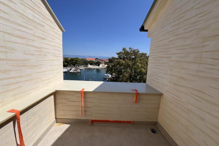 Zadar, otok Ugljan novogradnja penthouse 102 m2 prvi red do mora