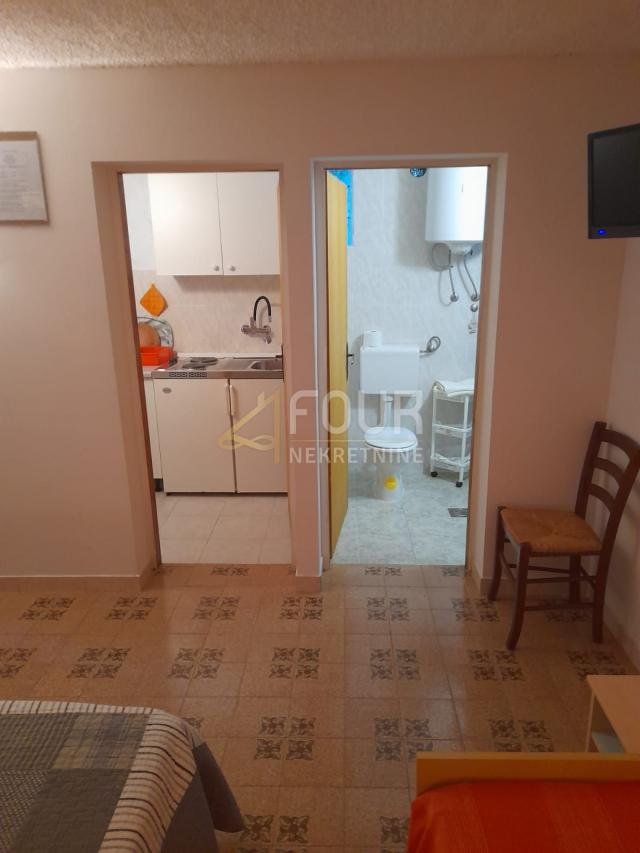 Otok Rab, Supetarska Draga, kuća s 5 apartmana, 1. red do mora