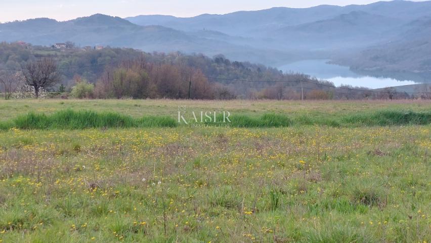 Istra, Motovun-građevinsko zemljište s pogledom na jezero Butoniga 