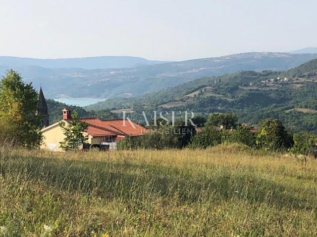 Istra, Pazin-građevinsko zemljište s pogledom na jezero Butoniga i prirodu