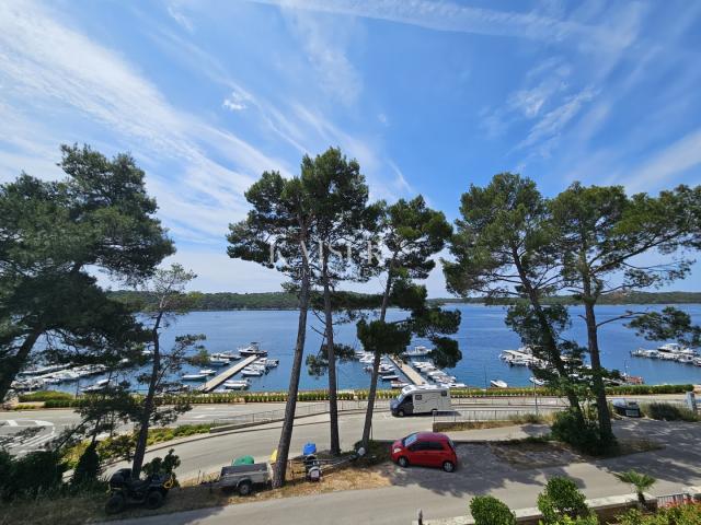 Otok Lošinj, Mali Lošinj - kuća prvi red do mora