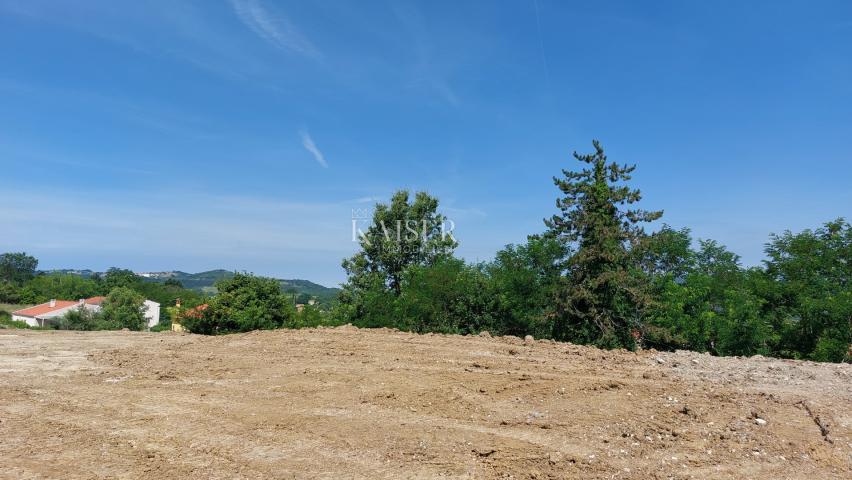 Istra, Motovun-atraktivno zemljište, pogled Motovun