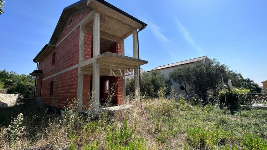 Die Insel Krk, Krk - ein Haus in der Rohbauphase mit Blick auf das Meer