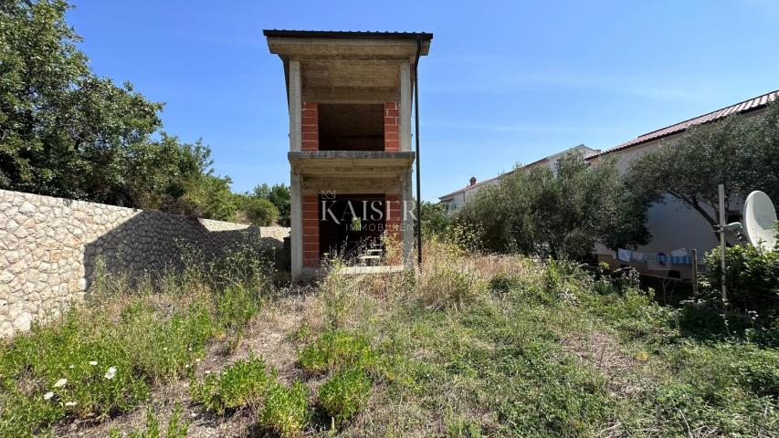 Die Insel Krk, Krk - ein Haus in der Rohbauphase mit Blick auf das Meer