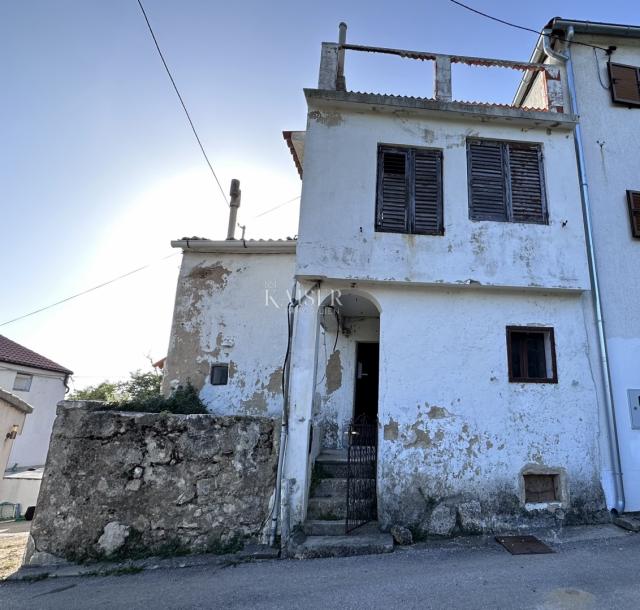 Otok Krk, okolica Baške - kuća za renovaciju s velikim potencijalom, 110 m2