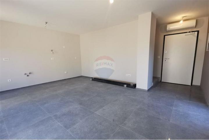 Apartman u prizemlju zgrade sa prostranim vrtom!!!