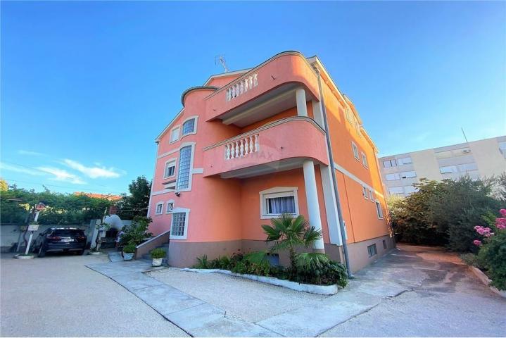 ZADAR, KUĆA S 10 APARTMANA, IZVRSNA LOKACIJA !