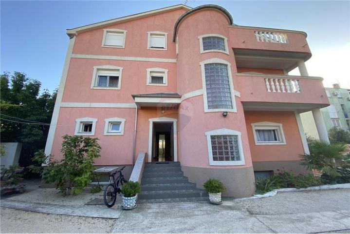 ZADAR, KUĆA S 10 APARTMANA, IZVRSNA LOKACIJA !