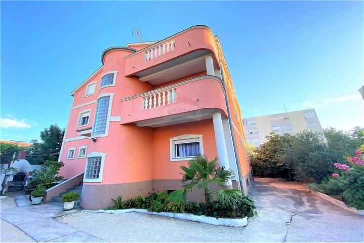 ZADAR, KUĆA S 10 APARTMANA, IZVRSNA LOKACIJA !