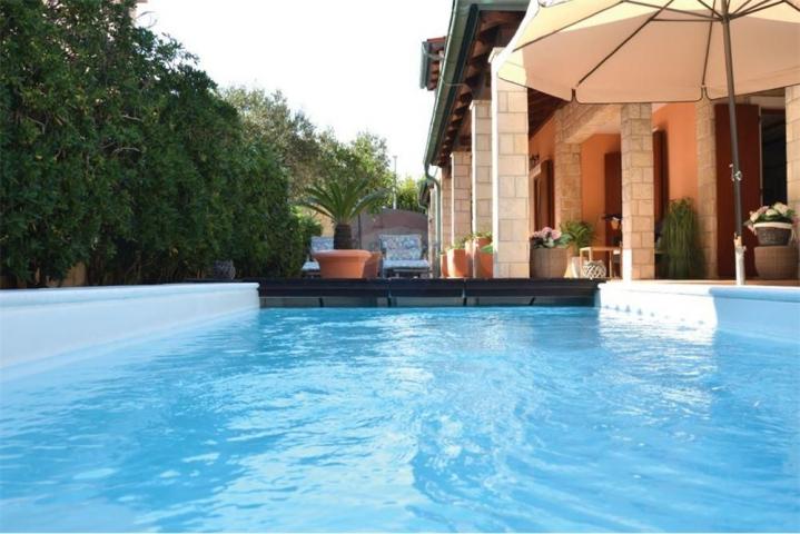 Novalja - a villa with a swimming pool in the center