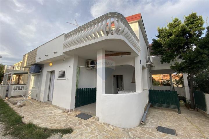 VIR, KUĆA S 2 APARTMANA+STUDIO APP. , 60 m do PLAŽE