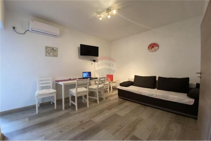 VIR, KUĆA S 2 APARTMANA+STUDIO APP. , 60 m do PLAŽE