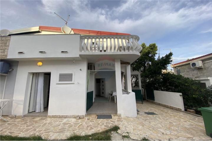 VIR, KUĆA S 2 APARTMANA+STUDIO APP. , 60 m do PLAŽE