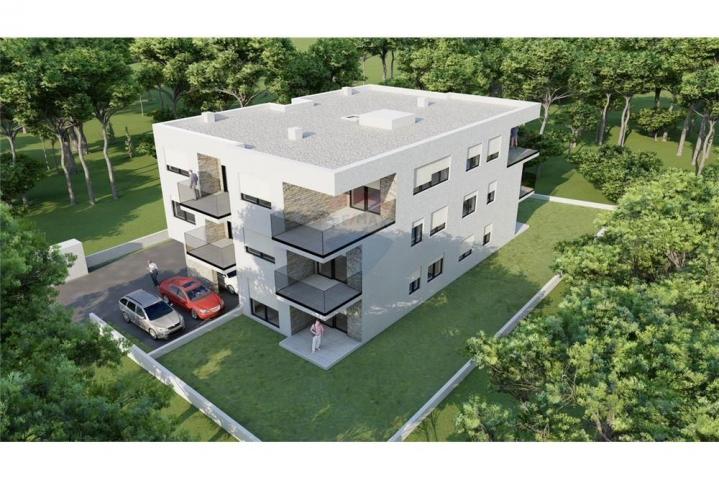 Apartman u prizemlju zgrade sa vrtom!