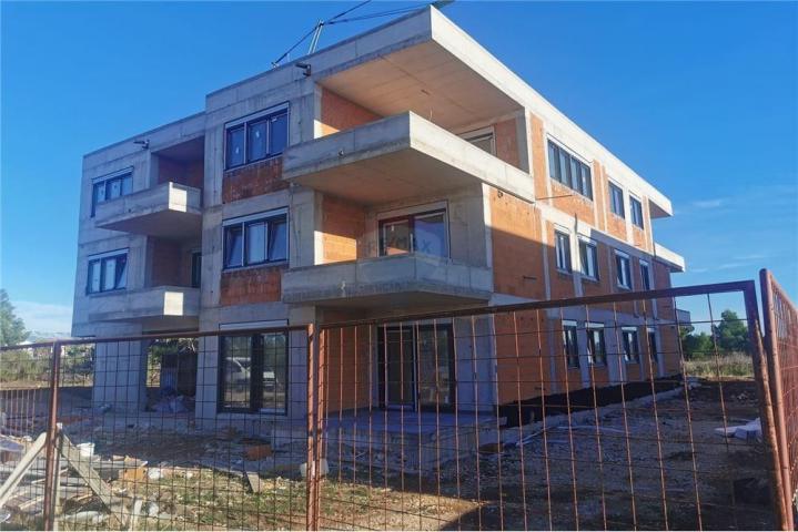 Apartman u prizemlju zgrade sa vrtom!