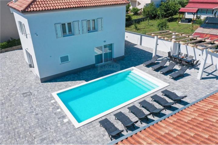 NIN-VILLA S BAZENOM, 3 SPAVAĆE SOBE, BLIZINA PLAŽE