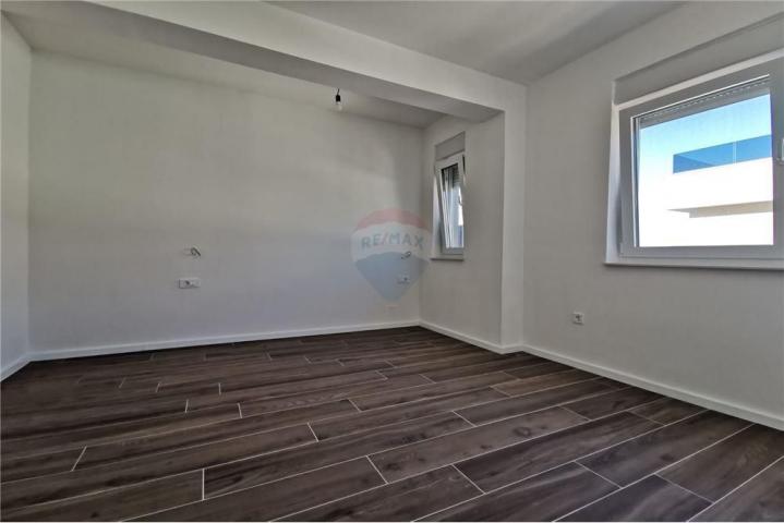 Apartman sa pogledom na more i krovnom terasom !!