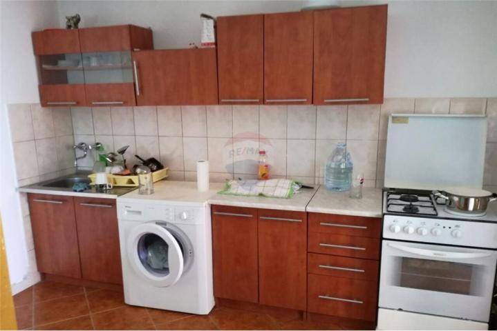 Povljana - kuća s dva apartmana u centru