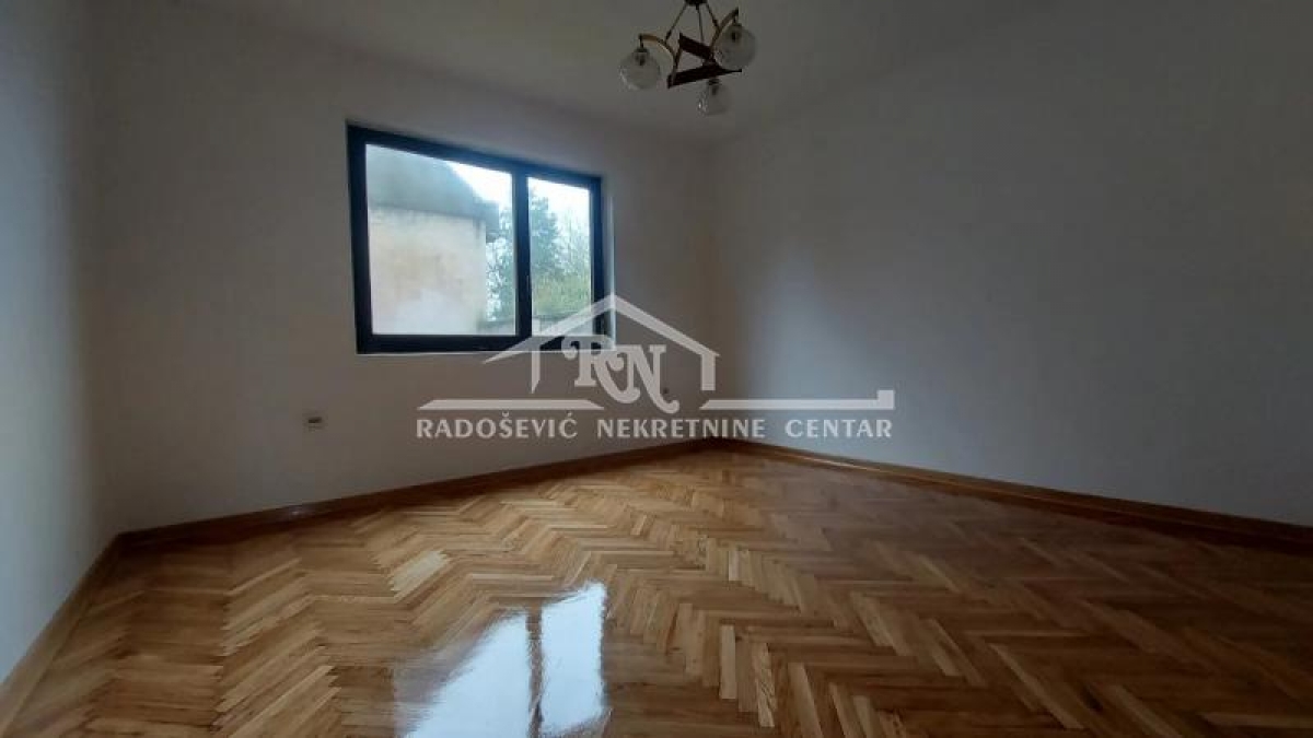 Kuća u Jakovu 206m2 + pomoćni objekat 87m2, 19 ari ID#1287