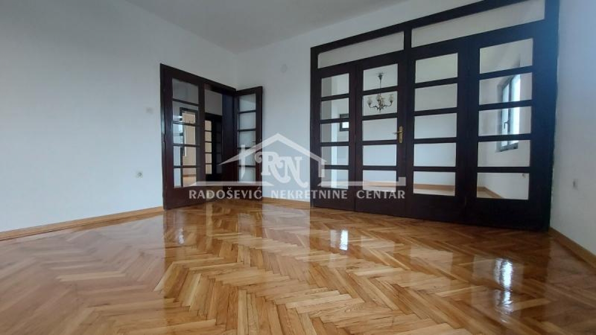 Kuća u Jakovu 206m2 + pomoćni objekat 87m2, 19 ari ID#1287