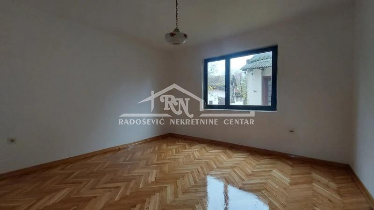 Kuća u Jakovu 206m2 + pomoćni objekat 87m2, 19 ari ID#1287