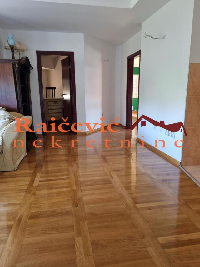 VOZDOVAC JAJINCI 230m2 , T , 300000e