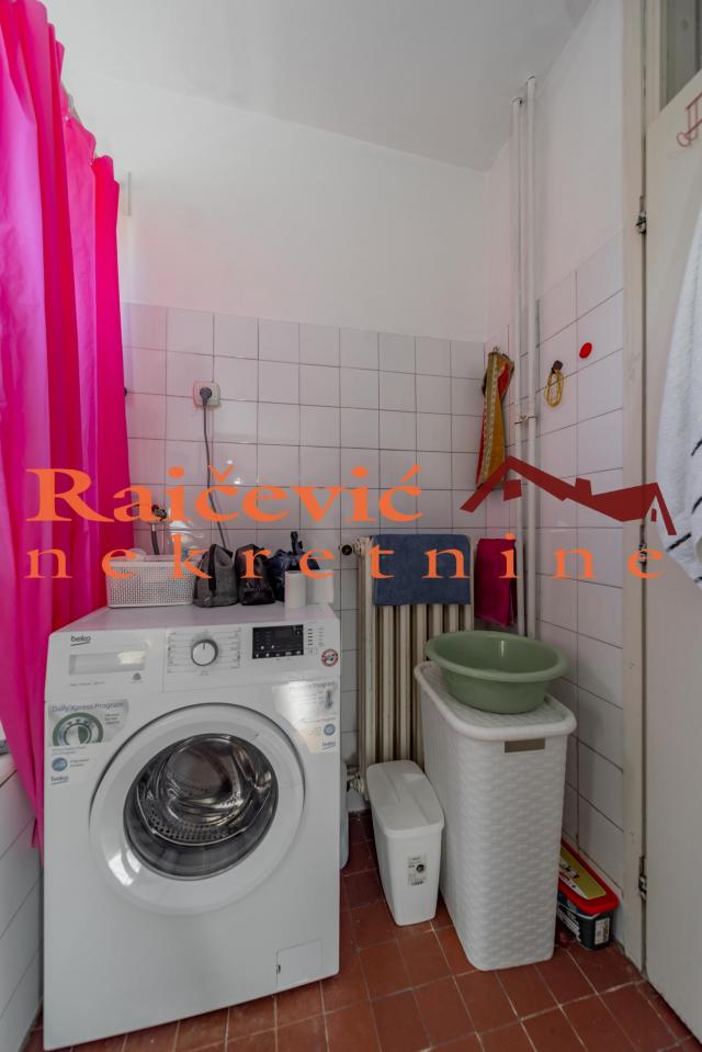 VOZDOVAC BANJICA 77m2 , T , 165000e