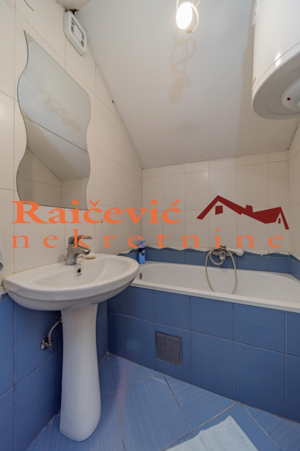 PALILULA HADZIPOPOVAC 132m2 , T , 363000e