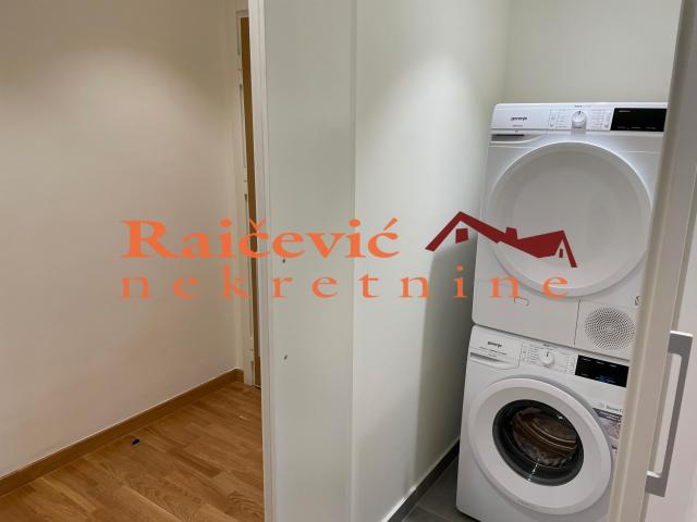 SAVSKI VENAC BEOGRAD NA VODI 83m2 , T , 375000e