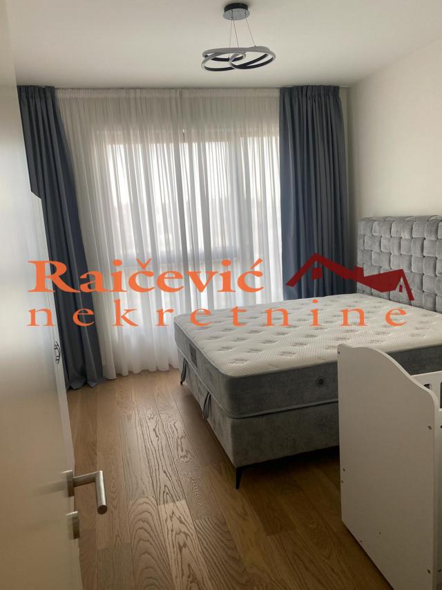 SAVSKI VENAC BEOGRAD NA VODI 54m2 , T , 370000e