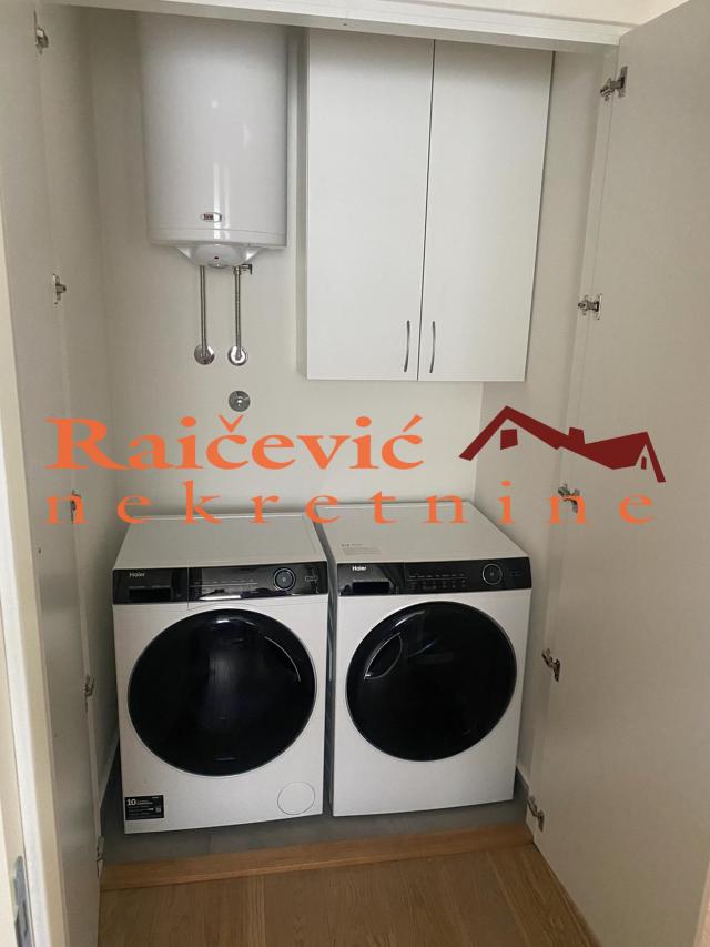 SAVSKI VENAC BEOGRAD NA VODI 54m2 , T , 370000e