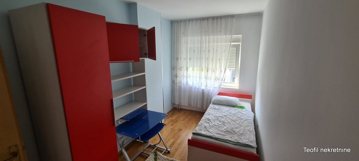 VRACAR JUŽNI BULEVAR 68m2 , (T) , 800e