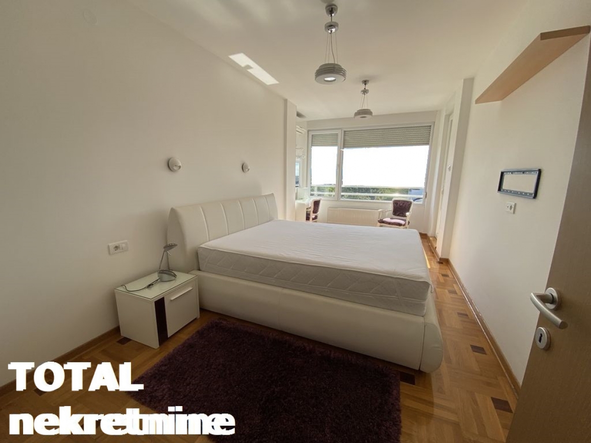 4 Četvorosoban stan NOVI SAD, 252150€