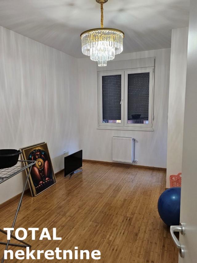 4 Četvorosoban stan NOVI SAD, 236900€