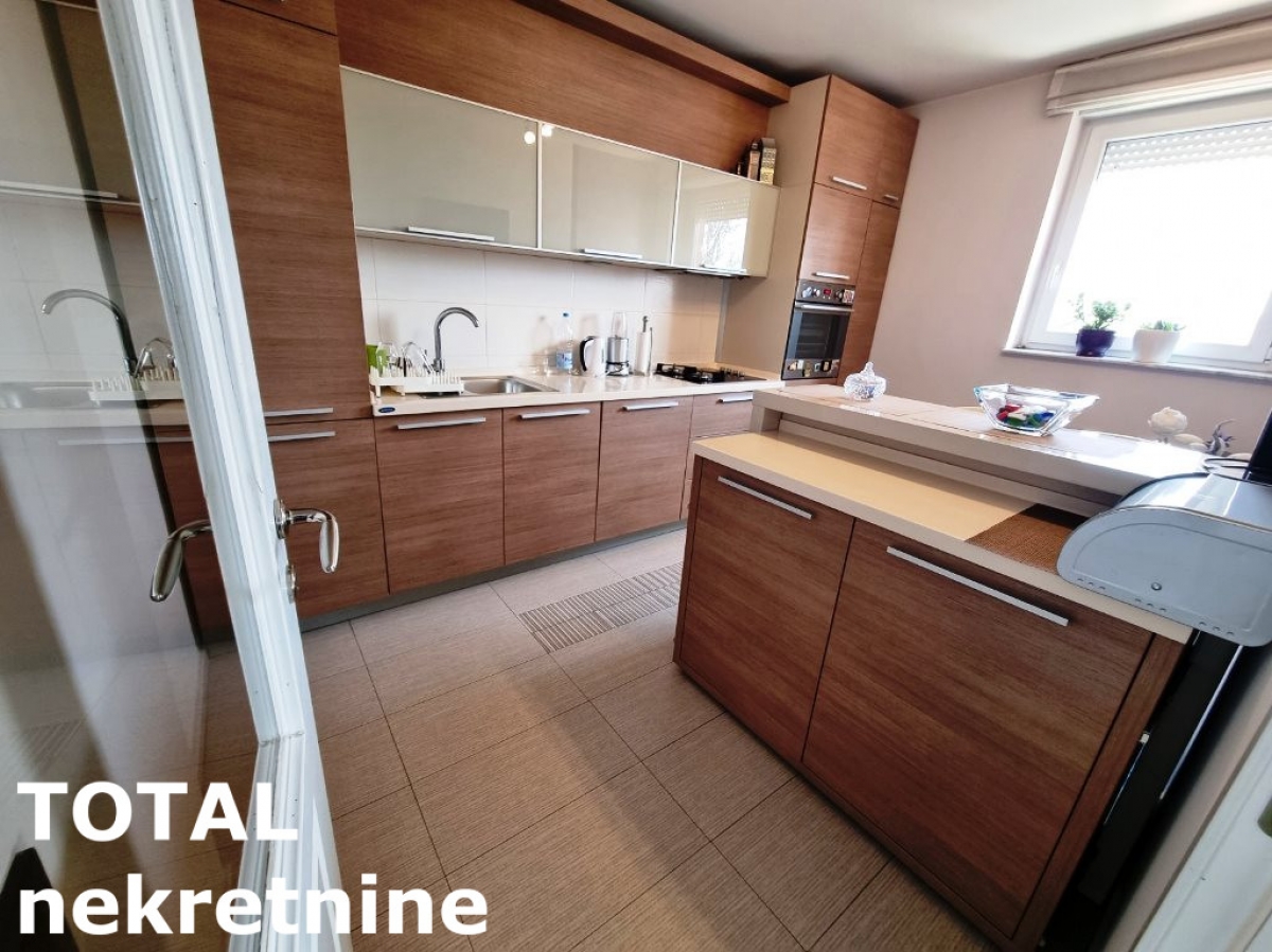 4 Četvorosoban stan NOVI SAD, 257500€