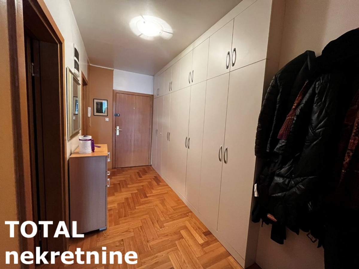 4. 5 Četvoroiposoban stan NOVI SAD, 248750€