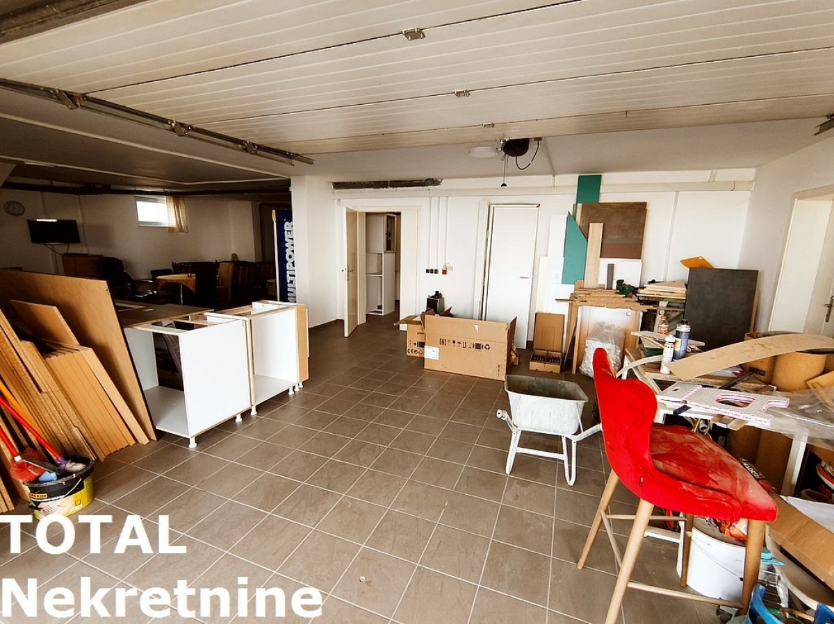 LOKAL VETERNIK, 1100000€