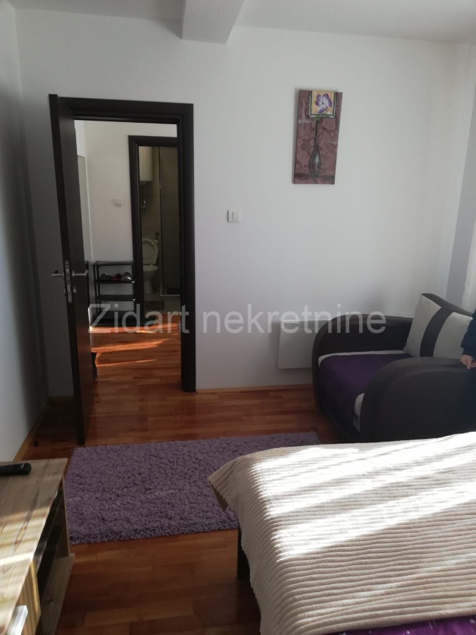 Kompletno namešten apartman u blizini tTtove vile