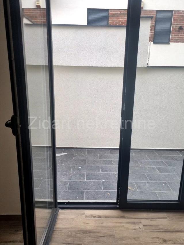 Prespanska, lux stan 72m2+ 30 m2 terase