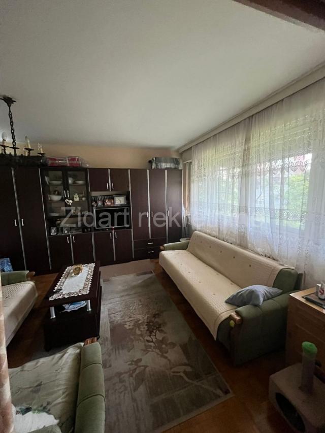 Blok 70, J. Gagarina, izvorno trosoban stan od  80m2