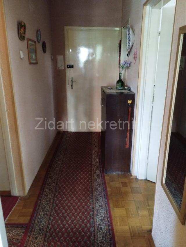 Blok 70, J. Gagarina, izvorno trosoban stan od  80m2