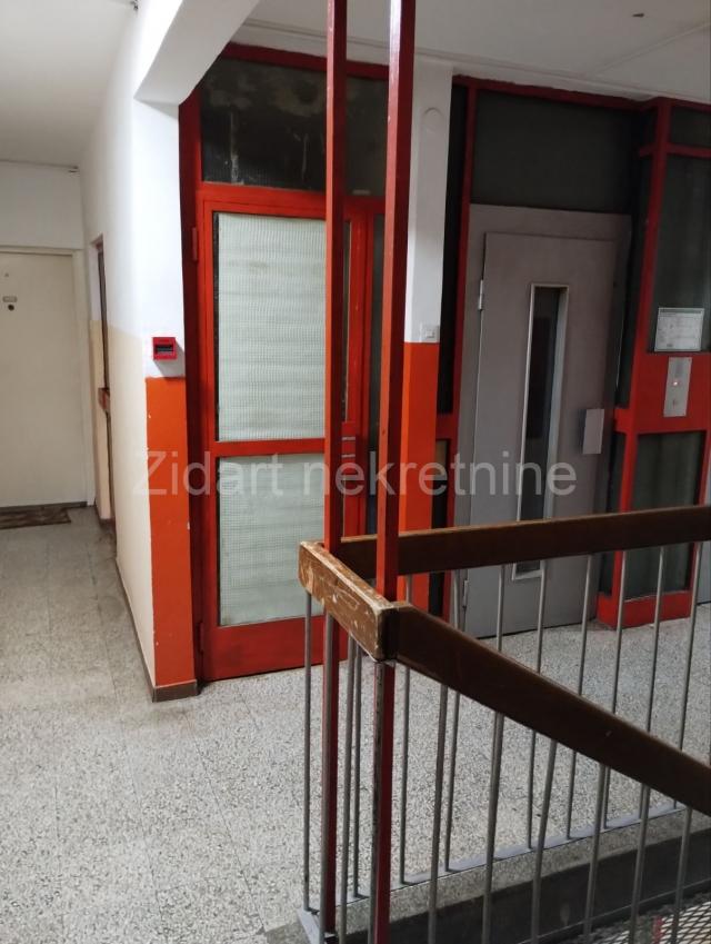 Blok 70, J. Gagarina, izvorno trosoban stan od  80m2